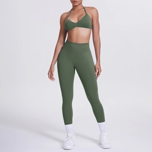 Vista dettagliata del set da yoga verde oliva con reggiseno allacciato al collo e leggings a vita alta