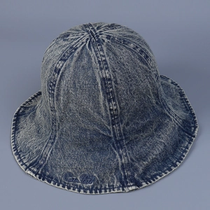 Détail de la broderie Cara Park sur le tissu en denim bleu délavé d'un chapeau bob