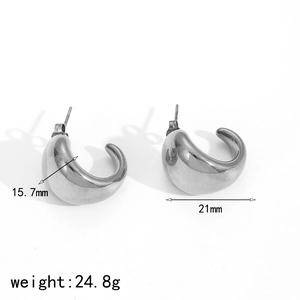 Polished silver C-shape hoop earrings with size 15.7mm and 21mm dimension markers