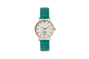 Détail du bracelet élastique vert émeraude et du boîtier de montre or rose femme