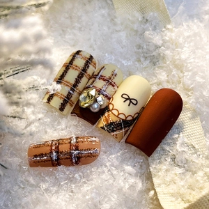 Brown plaid press-on nail set with 3D pearls and bow decorations for winter season