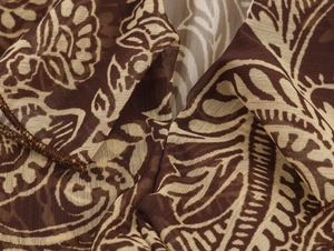 Detailopname van de bohemien bloemen chiffon stoftextuur en hoogwaardige randafwerking