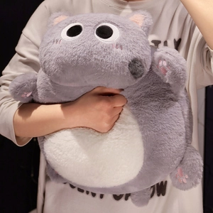 Détail du coussin chat en peluche avec fourrure grise et broderie de patte rose