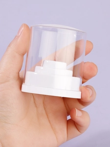 Makro-Detail eines kompakten transparenten Bohrer-Organizers mit weißem Stufensockel