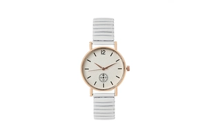 Détail de montre quartz or rose avec cadran crème, petit cadran et bracelet blanc côtelé