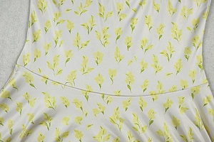 Dettaglio della stampa floreale gialla con cuciture di qualità e consistenza liscia