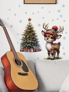 Stickers de Noël avec renne mignon, sapin décoré et cadeaux sur un mur de salon clair