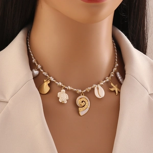 Collier de plage bohème avec pendentifs étoile de mer coquillages et perles sur mannequin