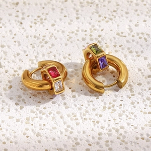 Gros plan de boucles d'oreilles plaquées or 18K avec pierres rectangulaires colorées