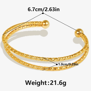 Detailed view of dual-layer gold 304 stainless steel bangle with dimensions 6.7cm and 2.1g weight