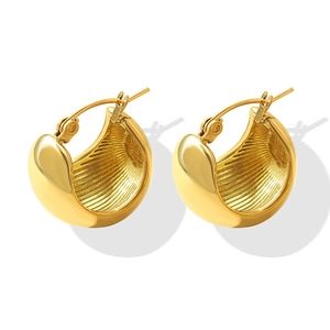 Chic 18K gold plated stainless steel C-shaped hoop earrings with ribbed inner texture