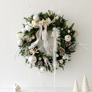 Couronne Noël Guirlande Avec Lumières LED Chaudes Aiguilles Pin PE Ornements Blanc Argent Pour Décor Porte Mur Cheminée