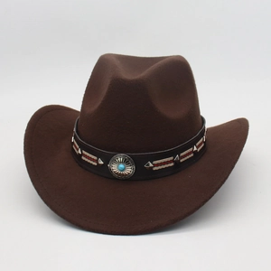 Detail eines Western-Cowboyhuts mit Lederband, Türkisstein-Inlay und Metallstiften