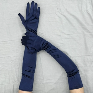 Dettaglio guanti lunghi in raso blu navy con finitura lucida elastica per festa vintage