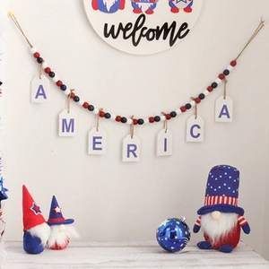 Detalle de guirnalda de cuentas America con letrero welcome y gnomos patrióticos