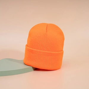 Détail du bonnet en maille côtelée orange vif avec un design élégant à revers