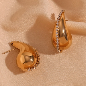 Détail des boucles d'oreilles goutte en or 18 carats avec incrustation de zircon