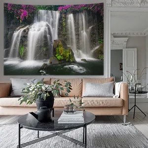 Détail de la tapisserie cascade de forêt suspendue derrière un canapé de salon moderne