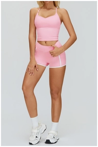 Détail de l'ensemble de yoga rose montrant des rayures blanches sur le short taille haute