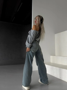Jean évasé taille haute bleu délavé classique avec haut gris à épaules dénudées