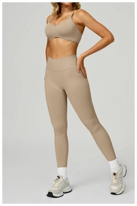 Vue latérale de l'ensemble de yoga marron sans couture avec legging taille haute et brassière