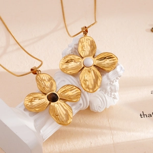 Vintage French Style Stainless Steel Gold Plated Flower Petal Pendant Necklace With Snake Chain For Women Elegant Jewelry
