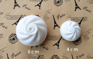 Measurement view of 6cm and 4cm steamed bun soft squishy toy models on vintage paper