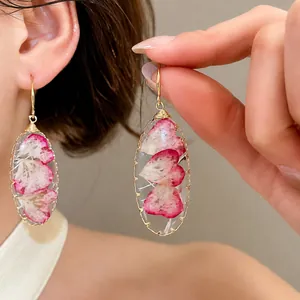 Pendientes ovalados de resina hechos a mano con flores secas rosas reales