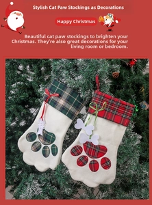 Détail d'une chaussette de Noël en patte de chat avec motif à carreaux sur le sapin