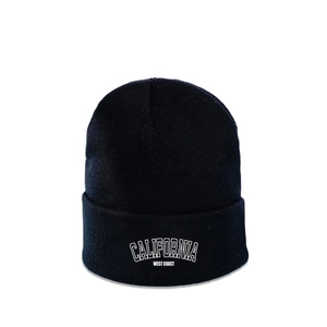 Dettaglio del berretto nero California West Coast a maglia con scritte bianche ricamate