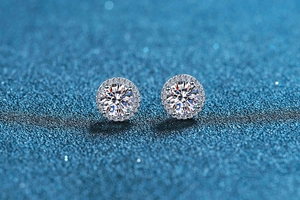 Macro shot of 925 silver stud earrings featuring round moissanite with sparkling fire