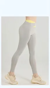 Detalle de leggings de yoga grises de talle alto con costuras planas y ajuste atlético