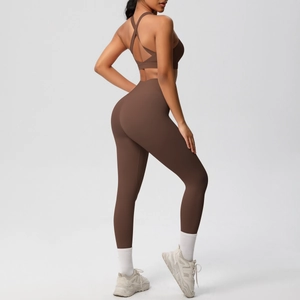 Vista posterior del conjunto de sujetador deportivo marrón y leggings de yoga altos