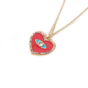 Collier avec pendentif cœur en émail rouge et motif œil protecteur sur fond blanc pur