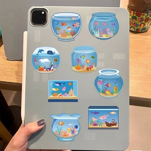 Primer plano de pegatinas de océano DIY aplicadas en una funda de tableta para decorar