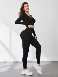 Détail d'ensemble de yoga noir sans couture avec manches passe-pouce et legging haut