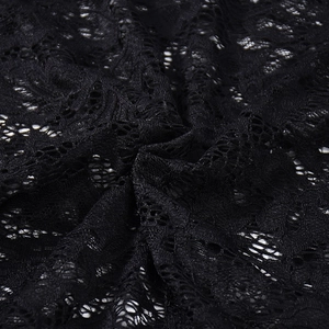 Gros plan détaillé sur un tissu en dentelle florale noire aux motifs ajourés raffinés