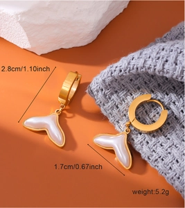 Detailed size specifications of fishtail pearl earrings with 2.8cm length and 1.7cm width