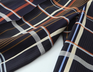 Nahaufnahme von leichtem Karostoff in Marineblau, Orange und Creme mit weicher Textur