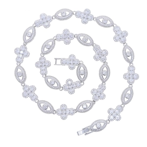Collier chaîne argenté avec croix et œil serti de strass disposé en spirale