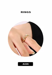 Detalle de un anillo vintage bañado en oro de 18k con diseño de corazón calado