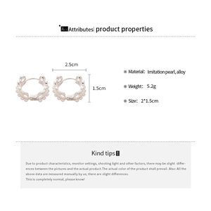 Detail view of pearl crown earrings with dimensions 2x1.5cm and woven alloy texture
