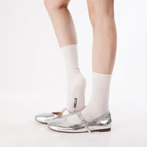 Silberne Mary Jane Ballerinas mit weißen Baumwollsocken und HELLO Schriftzug für Damen