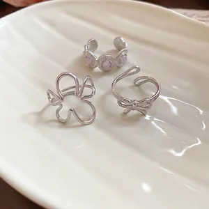 Ensemble de trois bagues en résine argentée avec fleurs, nœuds et perles mauves