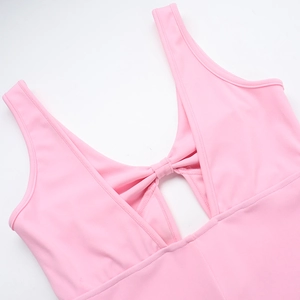 Vue détaillée de la robe en maille rose avec découpe frontale et design de nœud