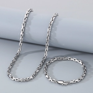 Detailansicht von Set aus silberner Edelstahl-Gliederkette und Armband mit Karabinerverschluss