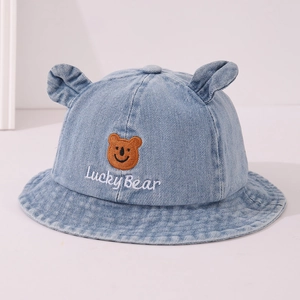 Dettaglio cappello pescatore per bambini in denim blu con orecchie da orso e ricami