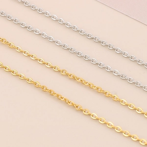Dettaglio catene pendenti serpente vintage in argento e oro con trama in acciaio sbalzato