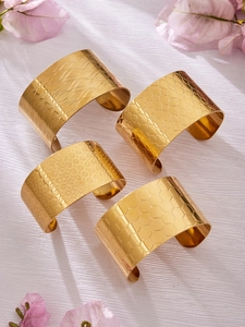 Vue détaillée de quatre bracelets dorés avec finitions texturées et motifs variés