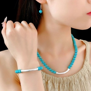 Détail d'un ensemble collier et bracelet ethnique en perles de turquoise sur un mannequin